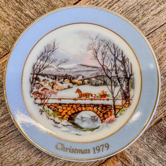 Vintage Hanging Ornament "Dashing Through The Snow" Mini Plate by Avon 1989, 3" - Picture 6 of 6